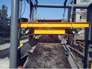 鎧裝永磁自卸除鐵器，鎧甲式永磁自卸除鐵器，永磁除鐵器，帶式除鐵器使用現(xiàn)場